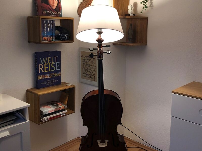 File:Cello Lamp 2 4to3.jpg
